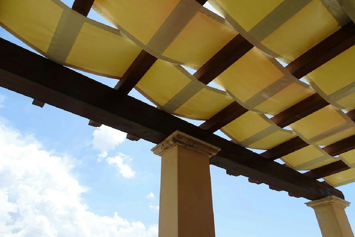 Arredare la terrazza in inverno: consigli per creare un ambiente caldo e accogliente tutto l’anno