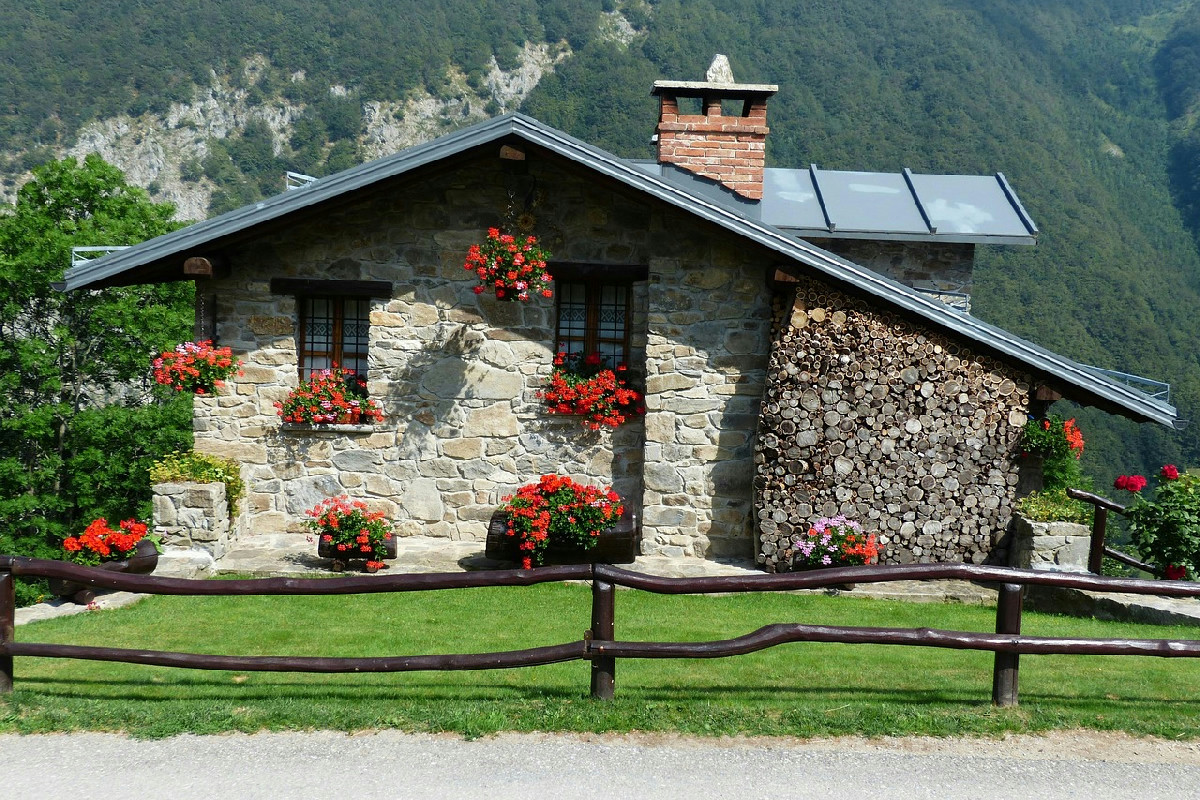 Due case in pietra di 37 e 66 mq con travi a vista per un fascino rustico autentico