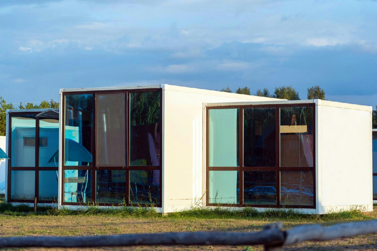 Una famiglia trasforma dei container in una casa moderna e funzionale dal design unico e accogliente
