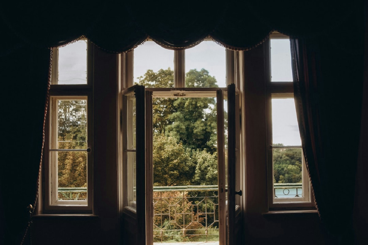 Ho scoperto perché aprire le finestre tra le 8 e le 10 in inverno fa calare il calore e aumentare le spese