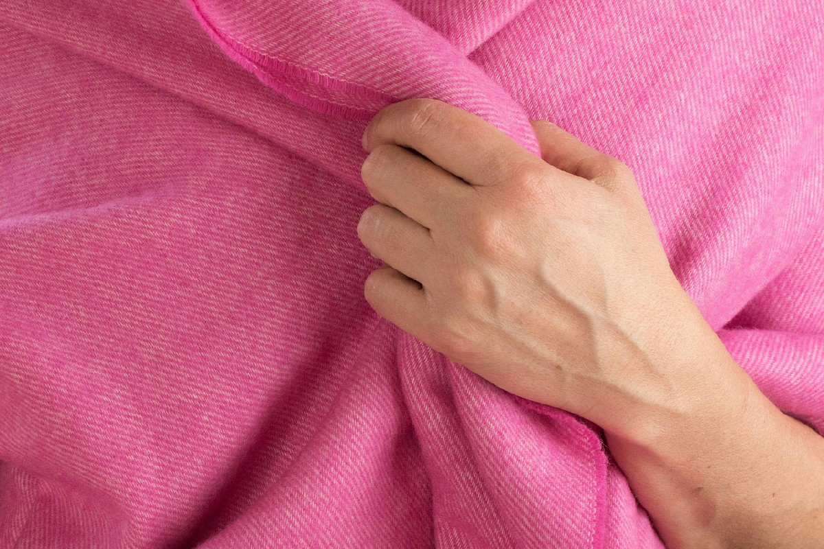 Lavare il cashmere a casa: consigli fondamentali per mantenere morbidezza e forma intatte