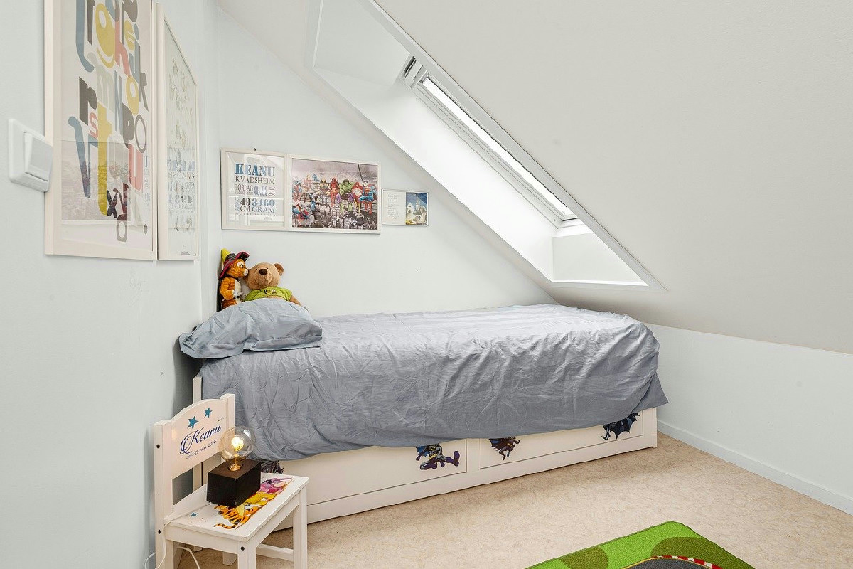 Letto singolo salvaspazio con contenitore, cassetti e rete integrata per ottimizzare la camera