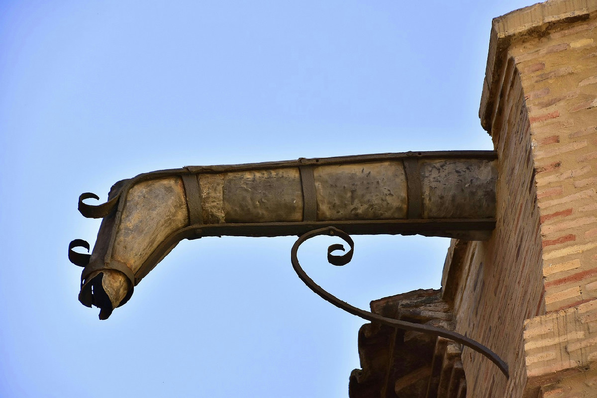 Mantenere le grondaie pulite da foglie e detriti senza rischiare cadute o affaticamento