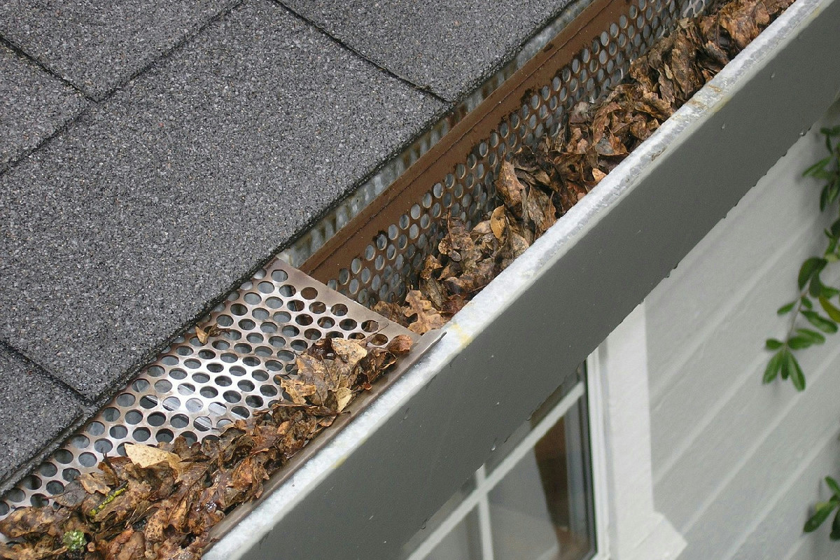 Mantenere le grondaie pulite da foglie e detriti senza rischiare cadute o affaticamento