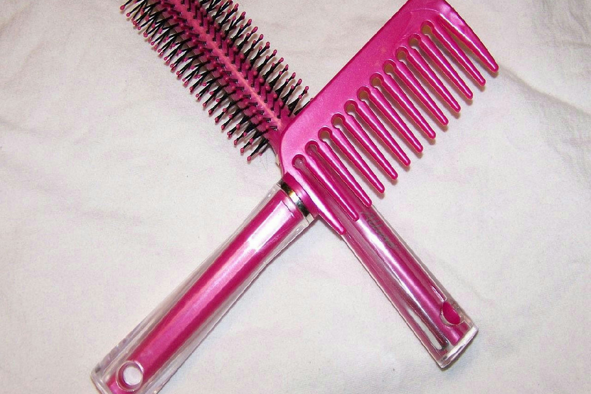 Molti puliscono le spazzole per capelli in bagno, ma pochi le igienizzano veramente come si deve