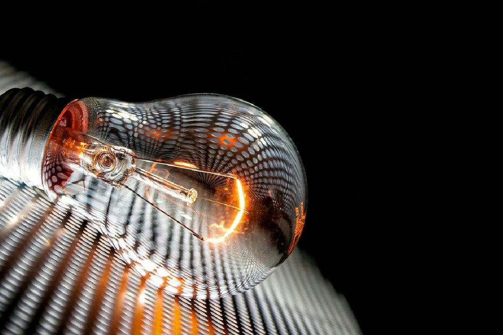 Offerte luce e gas: come scegliere tra tariffe fisse e variabili per risparmiare in casa