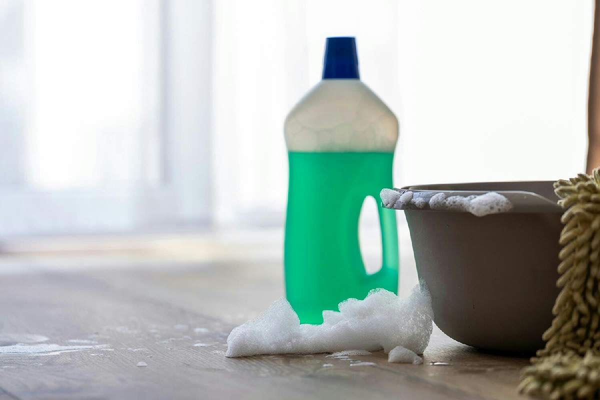 Rinnova i pavimenti con un detergente naturale fatto in casa e porta freschezza autentica in casa