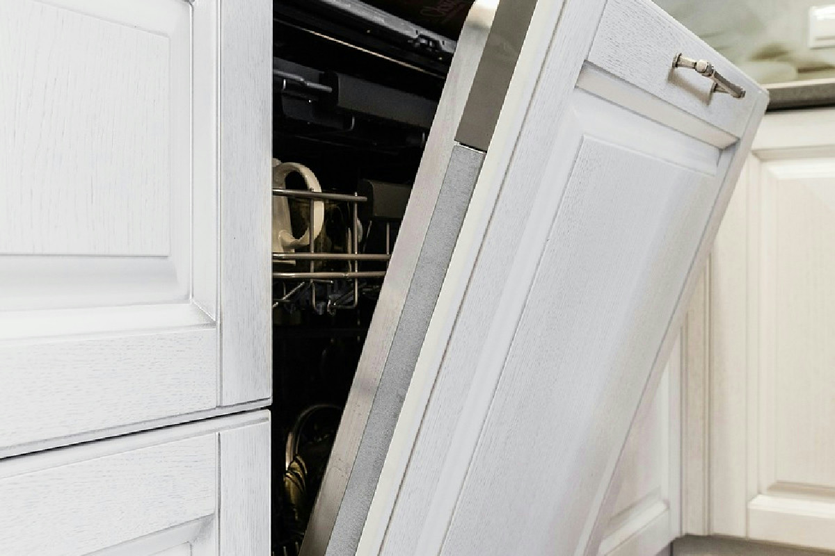 Un semplice trucco elimina l’odore di uovo da piatti e posate per una tavola sempre perfetta