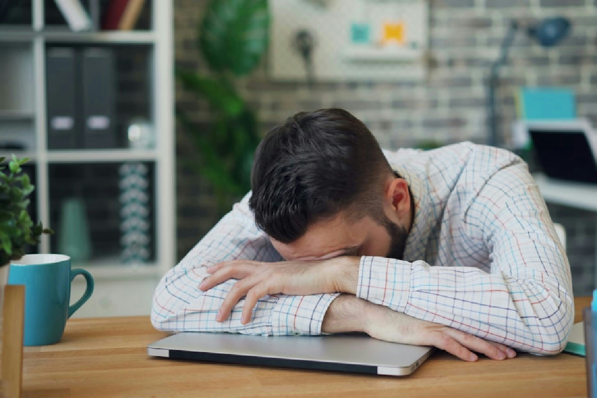 La sera sul divano nasce il bisogno di uno snack: cosa si cela davvero dietro questo gesto comune
