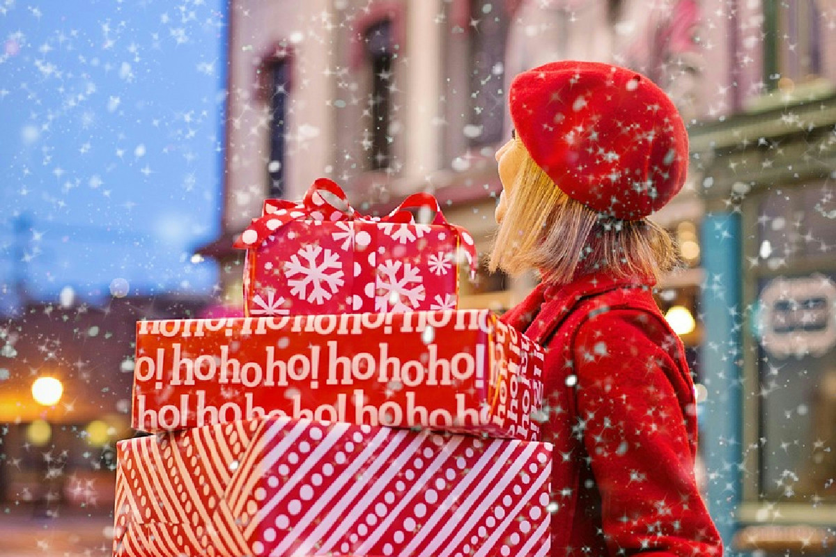 Spazio ordinato per pacchi di Natale in casa: consigli per una raccolta pratica ed efficiente