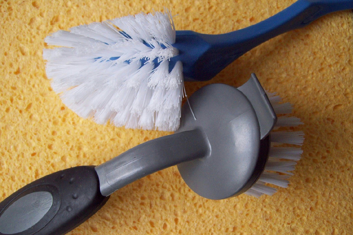 La spugna da cucina rappresenta un rischio: come prevenire contaminazioni e sporco ostinato