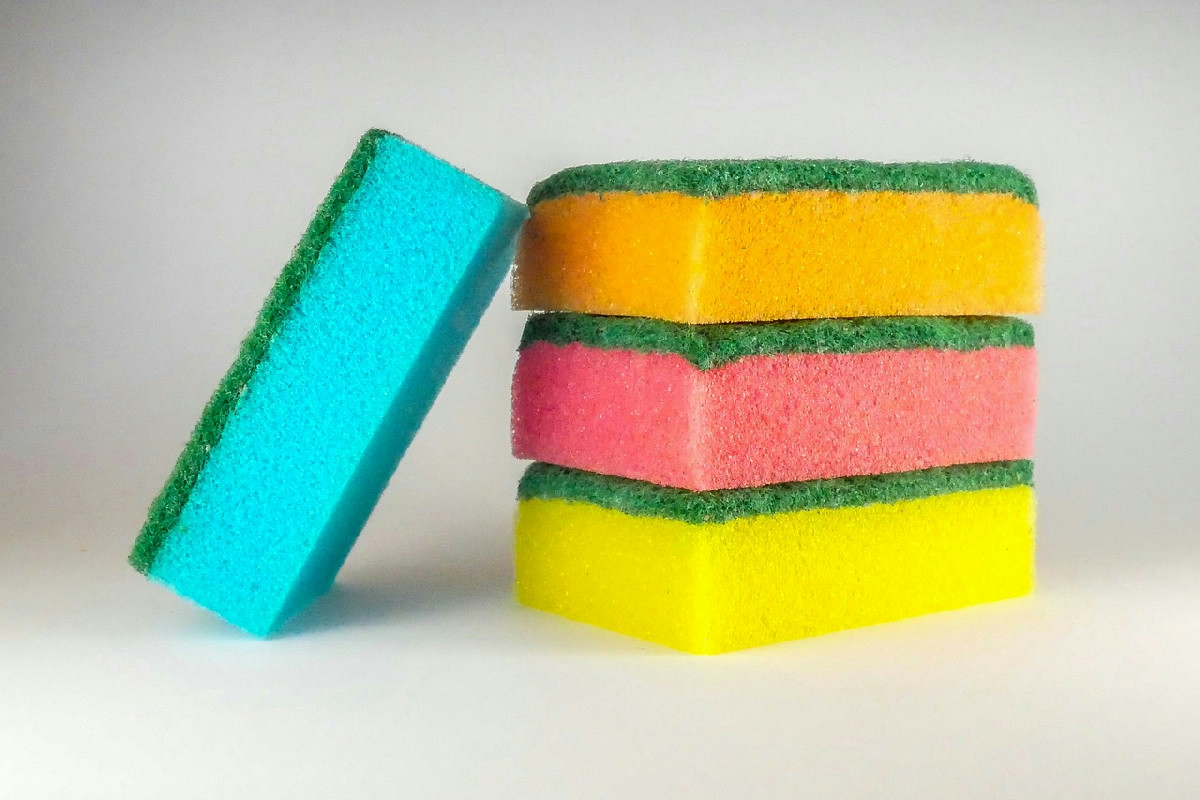 La spugna da cucina rappresenta un rischio: come prevenire contaminazioni e sporco ostinato