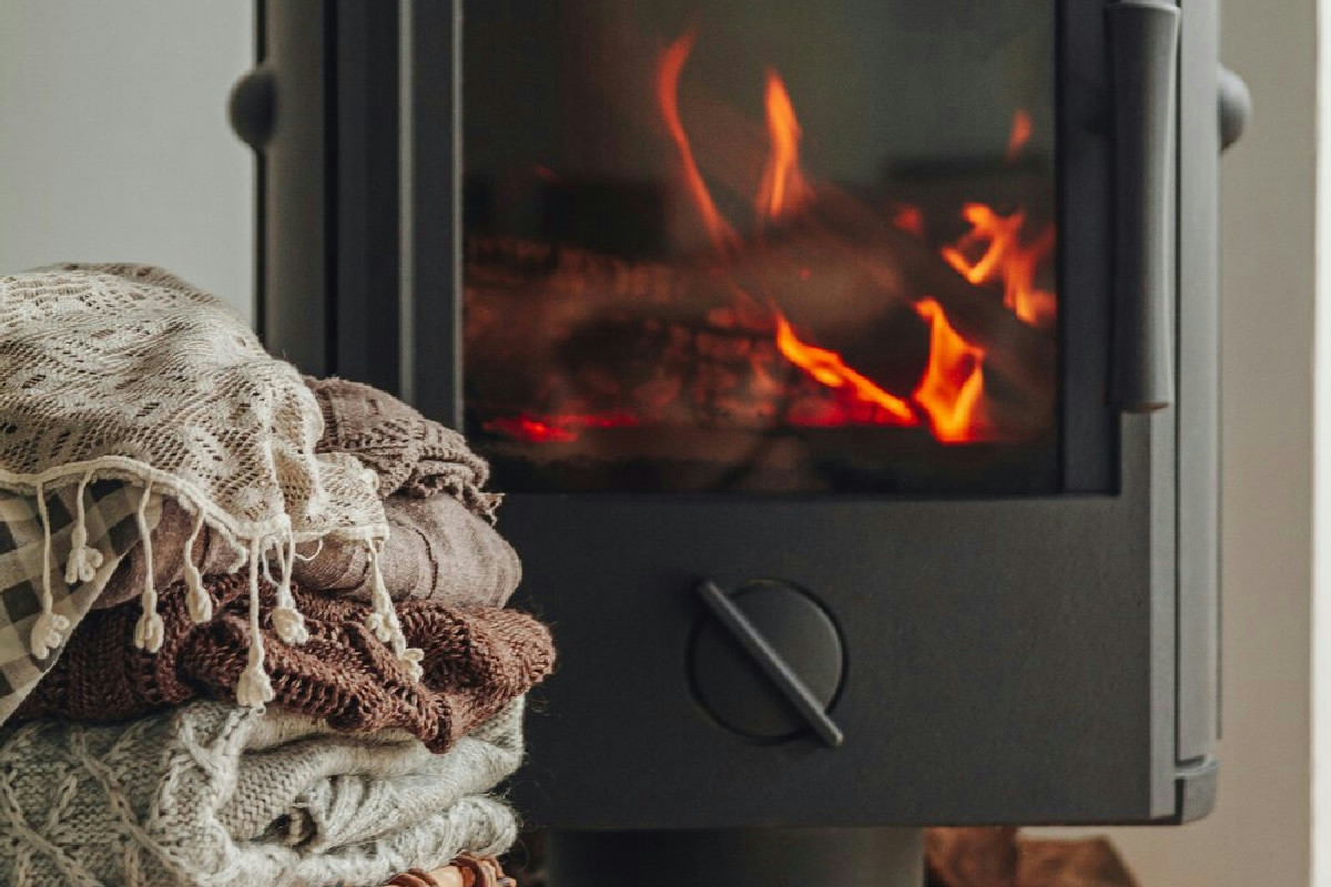 Stufa a legna senza canna fumaria: riscaldamento efficace con installazione semplice e veloce