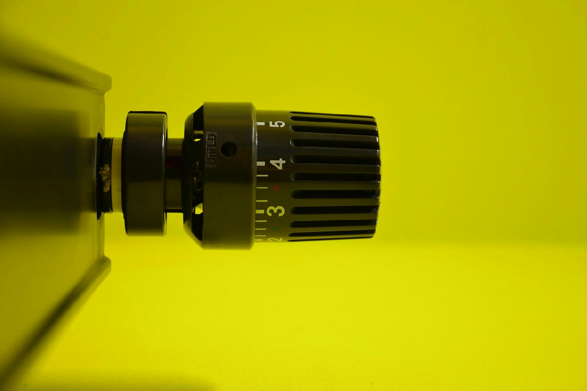 La polvere sui termosifoni riduce il calore e rallenta il riscaldamento domestico: ecco perché accade